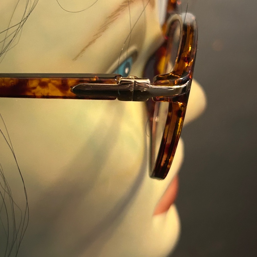 Tortoiseshell Eyeglass Frames - Classic Style cle… - image 4